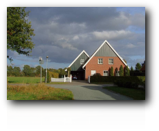 Huis op groot stuk grond, een beetje buitenaf.